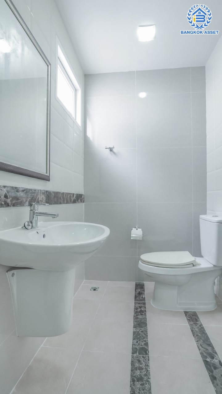 ทาวน์เฮ้าส์มือสองนนทบุรี ม.โกลเด้นทาวน์ ปิ่นเกล้า-จรัญฯ 3 ชั้น เนื้อที่ 22.6 ตร.ว. ฟังก์ชัน 5 ห้องนอน 4 ห้องน้ำ จอดรถได้ 2 คัน บนทำเลเชื่อมต่อหลายเส้นทาง ใกล้ทางด่วน "ศรีรัช" รถไฟฟ้าสายสีแดงอ่อน "สถานีบางบำหรุ" และ รถไฟฟ้าสายสีน้ำเงิน "สถานีบางอ้อ"